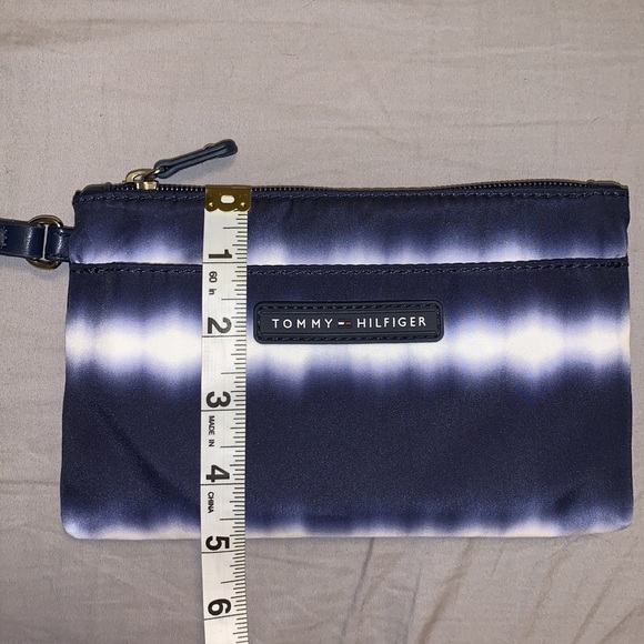 Tommy Hilfiger / Blue & White Wristlet - Picture 3 of 8
